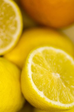 Bir kapta limon dilimli