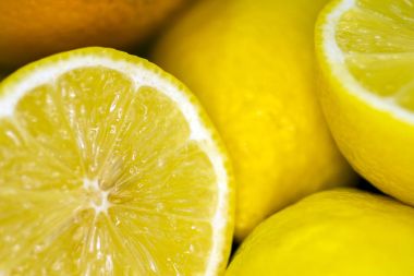 Bir kapta limon dilimli