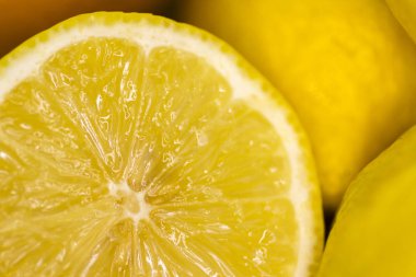 Bir kapta limon dilimli