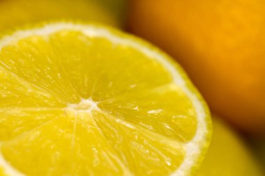 Bir kapta limon dilimli