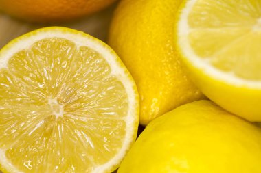 Bir kapta limon dilimli