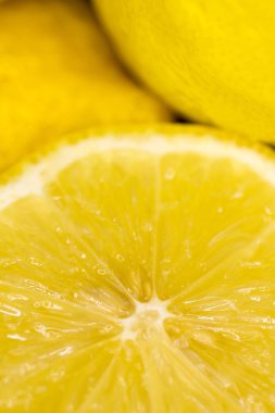 Bir kapta limon dilimli