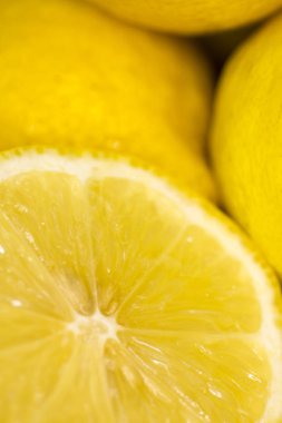 Bir kapta limon dilimli