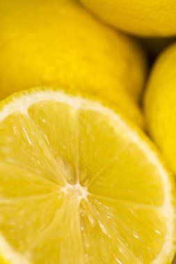 Bir kapta limon dilimli