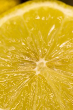 beyaz zemin üzerine limon dilimli