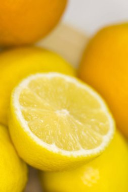 beyaz zemin üzerine limon dilimli