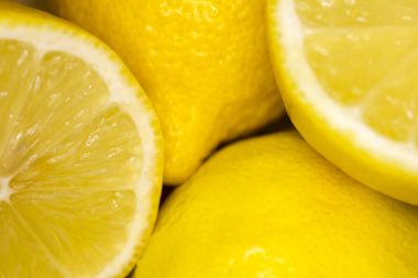 beyaz zemin üzerine limon dilimli