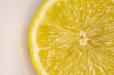 beyaz zemin üzerine limon dilimli