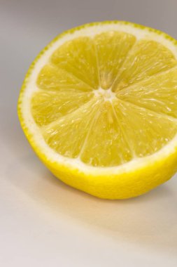 beyaz zemin üzerine limon dilimli