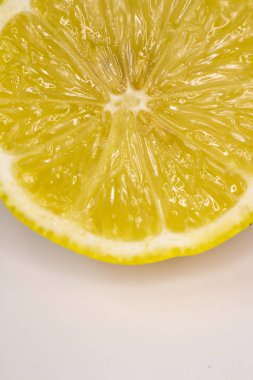 beyaz zemin üzerine limon dilimli