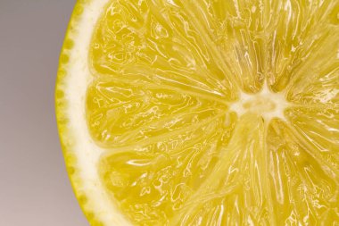 beyaz zemin üzerine limon dilimli