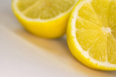 beyaz zemin üzerine limon dilimli