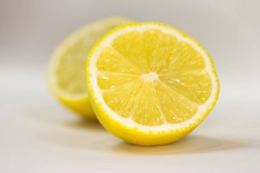 beyaz zemin üzerine limon dilimli