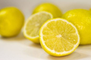 beyaz zemin üzerine limon dilimli