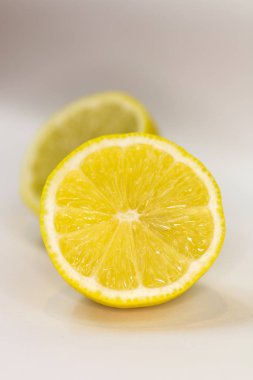 beyaz zemin üzerine limon dilimli
