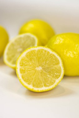 beyaz zemin üzerine limon dilimli