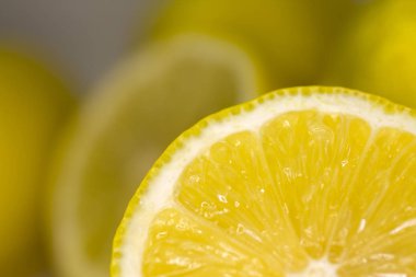 beyaz zemin üzerine limon dilimli