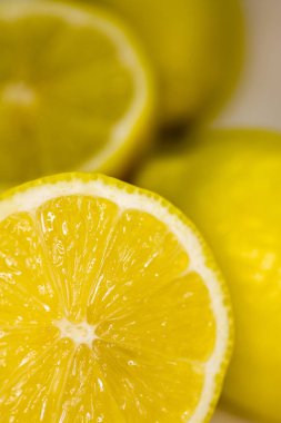beyaz zemin üzerine limon dilimli