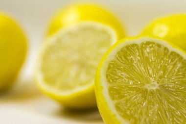 beyaz zemin üzerine limon dilimli