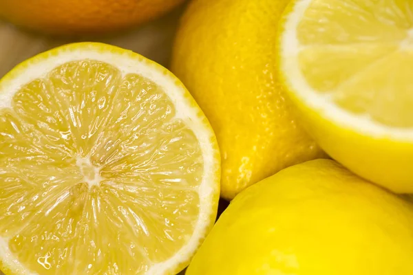 Bir kapta limon dilimli