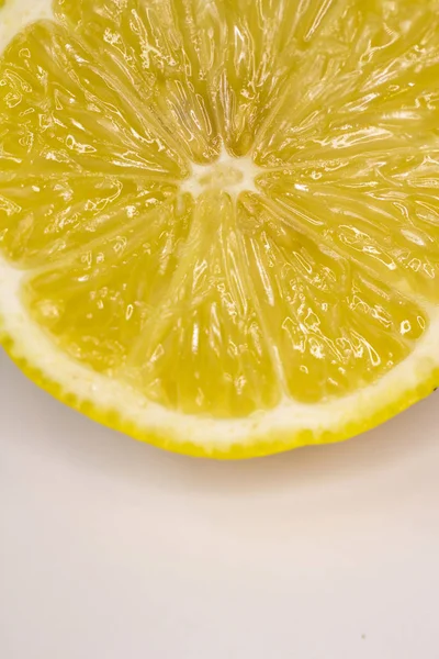 beyaz zemin üzerine limon dilimli