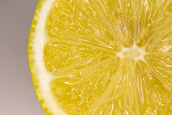 beyaz zemin üzerine limon dilimli