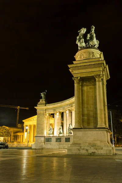 Náměstí hrdinů v Budapešti v noci — Stock fotografie