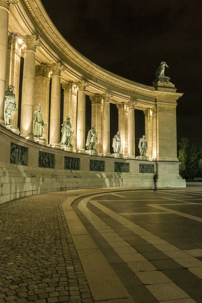 Náměstí hrdinů v Budapešti v noci — Stock fotografie