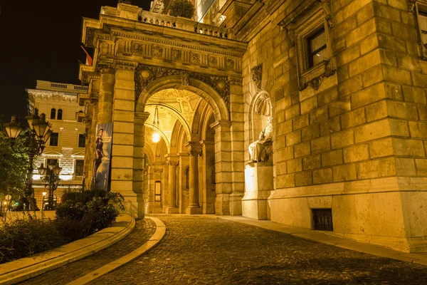 Ópera Estatal Húngara por la noche — Foto de Stock