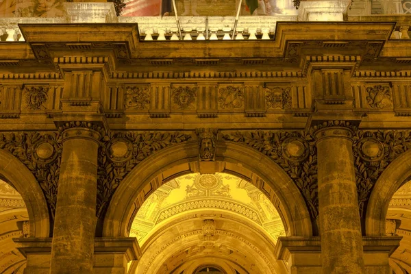 Macar Devlet Opera Binası gece