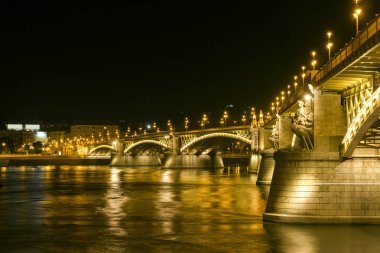 Budapeşte'de gece Margaret Köprüsü