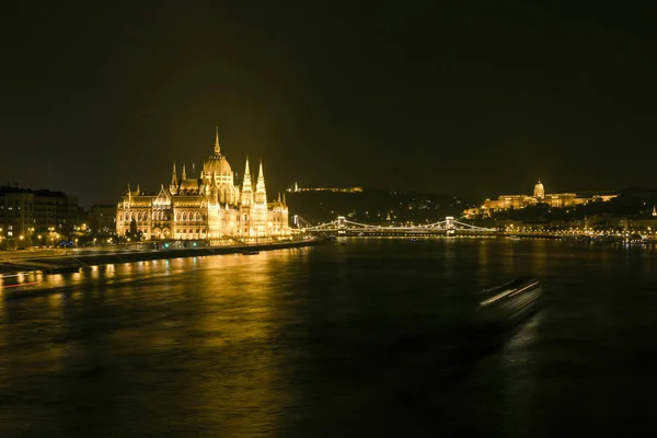 Parlamento húngaro Edifício à noite — Fotografia de Stock