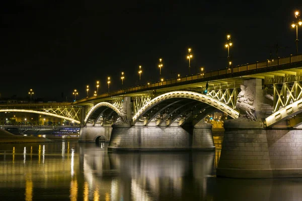 Margaret Bridge la nuit à Budapest — Photo