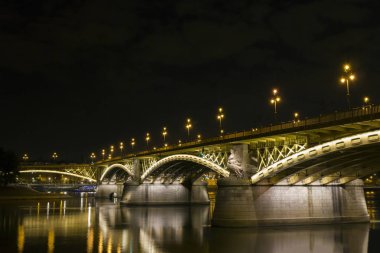 Budapeşte'de gece Margaret Köprüsü