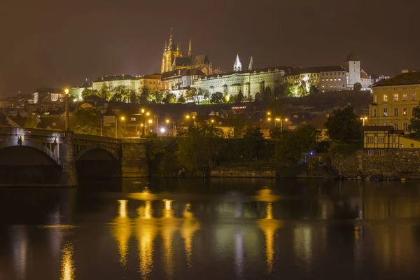 Pražský hrad v noci — Stock fotografie