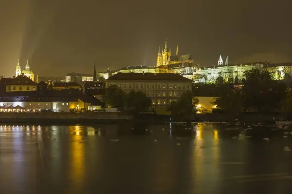 Pražský hrad v noci — Stock fotografie