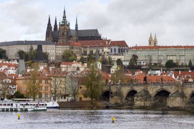 Prag 'daki Charles Köprüsü.