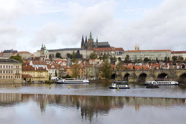 Die Karlsbrücke in Prag — Stockfoto