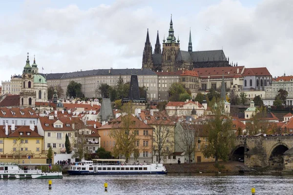 Die Karlsbrücke in Prag — Stockfoto