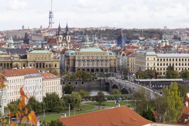 çatıları Prag