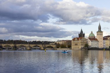 Charles Köprüsü ile Prag'da Vltava Nehri