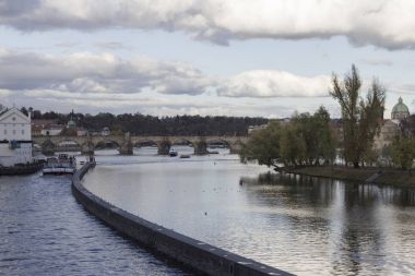 Charles Köprüsü ile Prag'da Vltava Nehri