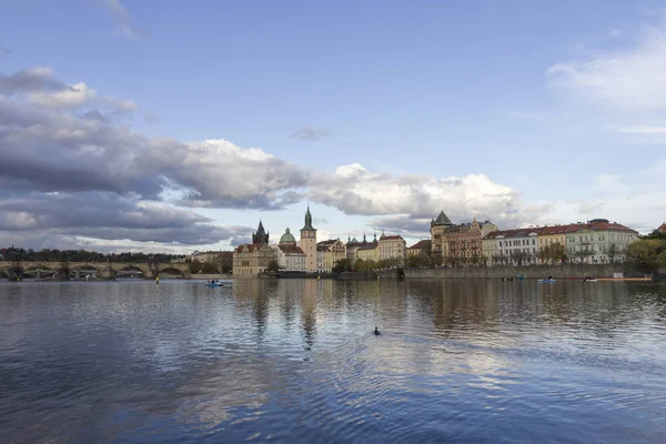 Charles Köprüsü ile Prag'da Vltava Nehri — Stok fotoğraf