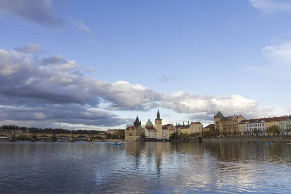 Ponte Charles com o rio Vltava em Praga — Fotografia de Stock