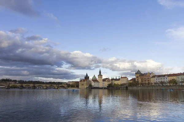 Karlsbrücke mit der Moldau in Prag — Stockfoto