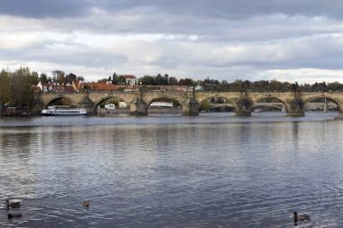 Charles Köprüsü ile Prag'da Vltava Nehri