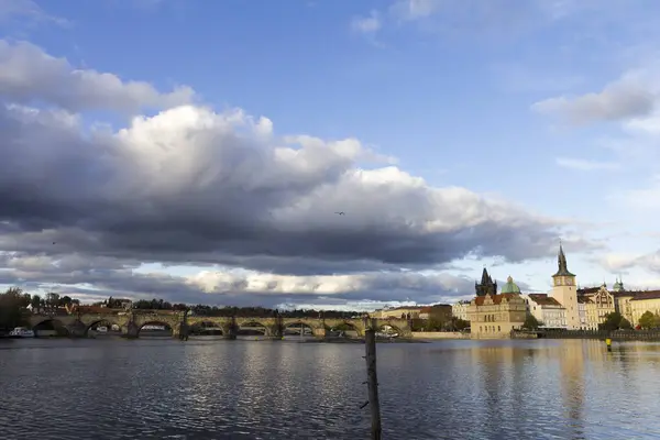 Ponte Charles com o rio Vltava em Praga — Fotografia de Stock