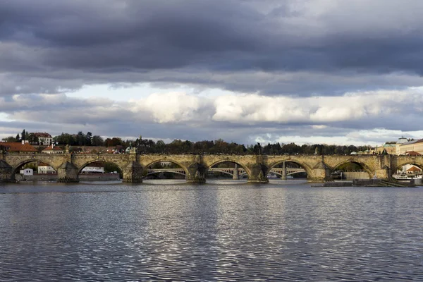 Charles Bridge med Vltava floden i Prag - Stock-foto