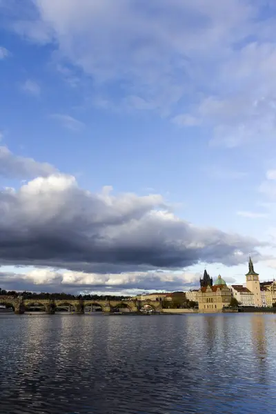 Puente de Carlos con el río Moldava en Praga —  Fotos de Stock