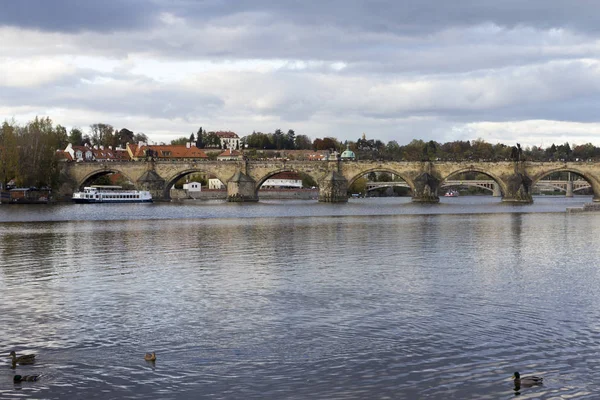 Karlsbrücke mit der Moldau in Prag — Stockfoto